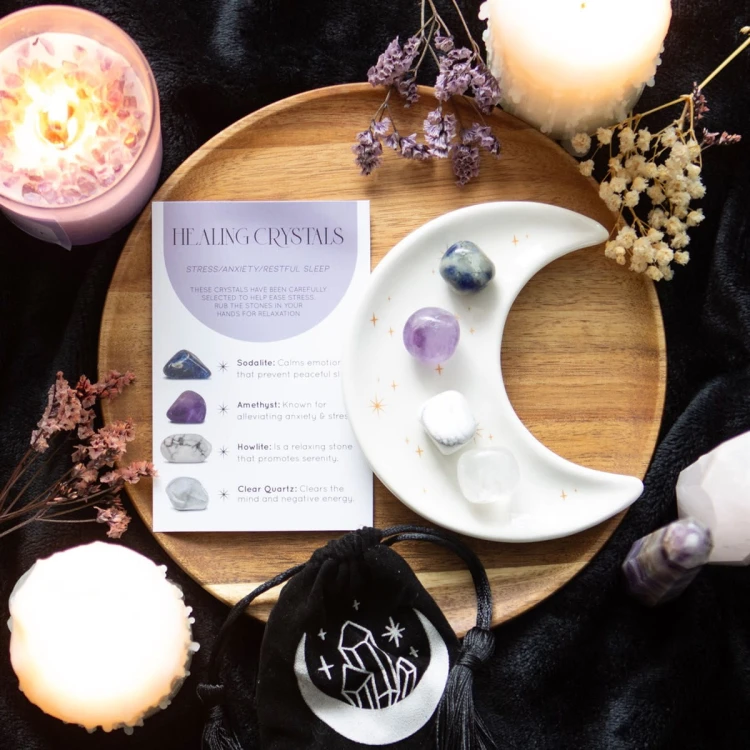 Zestaw kryształów na stres i sen – ametyst, sodalit, howlit, kryształ górski. Miseczka księżycowa, karta informacyjna i woreczek. Relaks i harmonia.