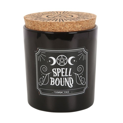 Świeca zapachowa „Spell Bound” o aromacie frankincense w czarnym szkle z korkowym wieczkiem i gotyckim designem. Idealna do medytacji, rytuałów i relaksu. Czas palenia ok. 21 h.