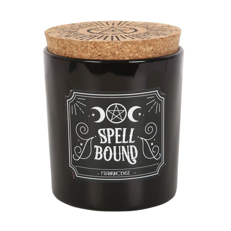 Świeca zapachowa „Spell Bound” o aromacie frankincense w czarnym szkle z korkowym wieczkiem i gotyckim designem. Idealna do medytacji, rytuałów i relaksu. Czas palenia ok. 21 h.