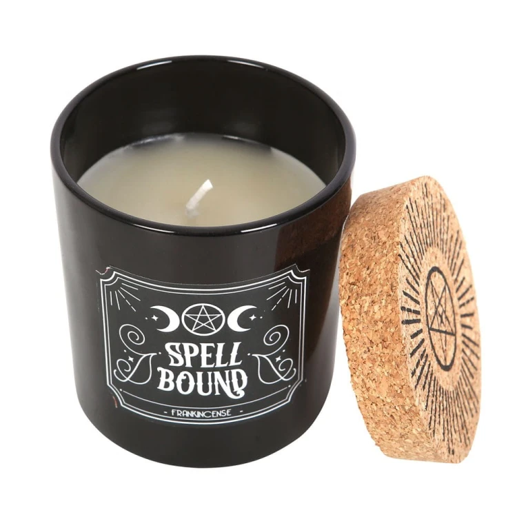 Świeca zapachowa „Spell Bound” o aromacie frankincense w czarnym szkle z korkowym wieczkiem i gotyckim designem. Idealna do medytacji, rytuałów i relaksu. Czas palenia ok. 21 h.