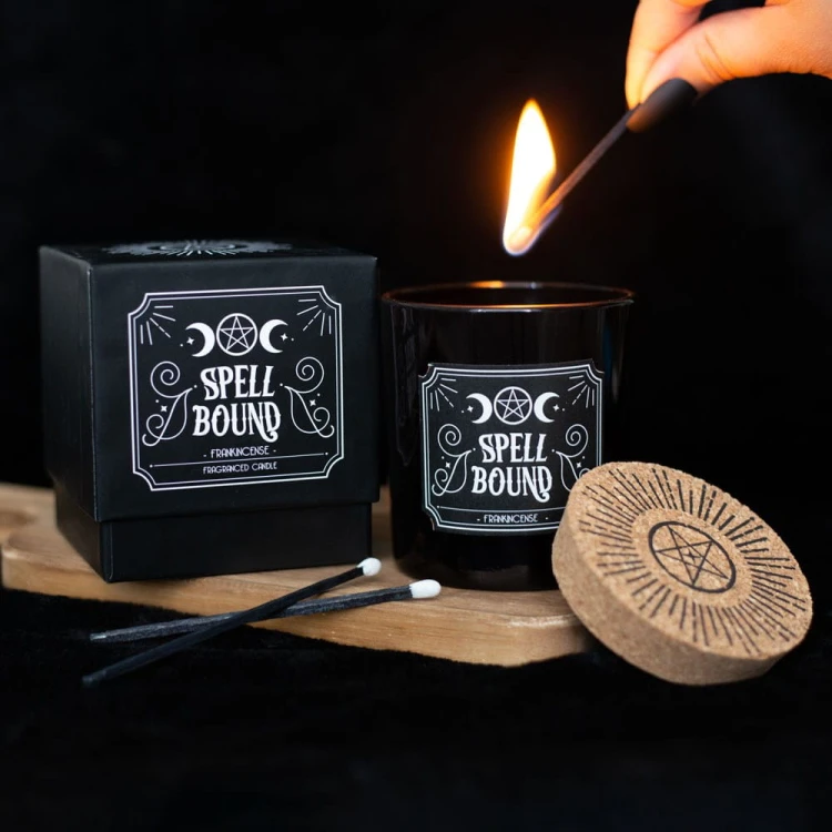 Świeca zapachowa „Spell Bound” o aromacie frankincense w czarnym szkle z korkowym wieczkiem i gotyckim designem. Idealna do medytacji, rytuałów i relaksu. Czas palenia ok. 21 h.