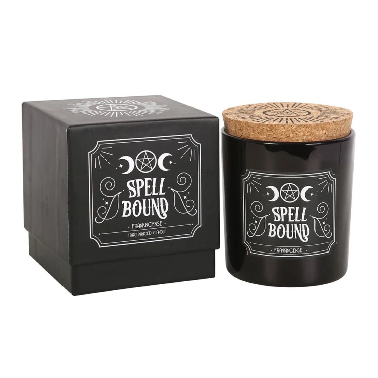 Świeca zapachowa „Spell Bound” o aromacie frankincense w czarnym szkle z korkowym wieczkiem i gotyckim designem. Idealna do medytacji, rytuałów i relaksu. Czas palenia ok. 21 h.