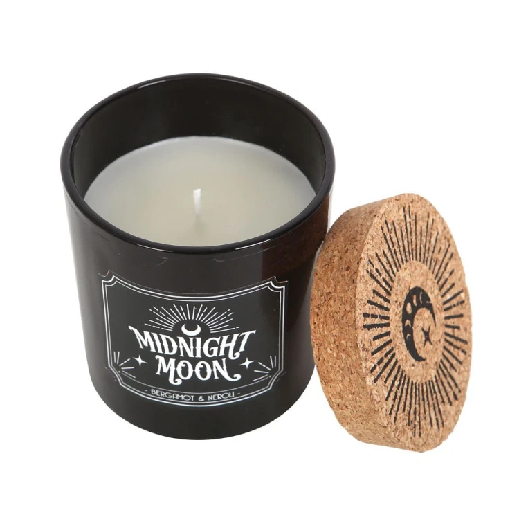 Świeca „Midnight Moon” o zapachu bergamotki i neroli w czarnym szkle z korkowym wieczkiem. Czas palenia ok. 21 h. Elegancka, gotycka, część kolekcji Midnight Rituals – idealna do relaksu i nastrojowych rytuałów.