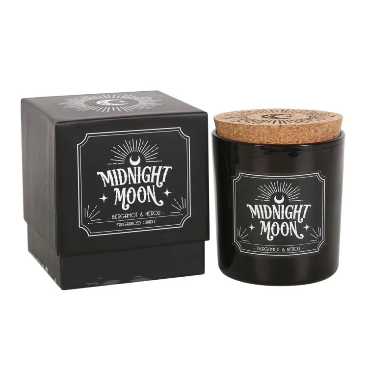 Świeca „Midnight Moon” o zapachu bergamotki i neroli w czarnym szkle z korkowym wieczkiem. Czas palenia ok. 21 h. Elegancka, gotycka, część kolekcji Midnight Rituals – idealna do relaksu i nastrojowych rytuałów.