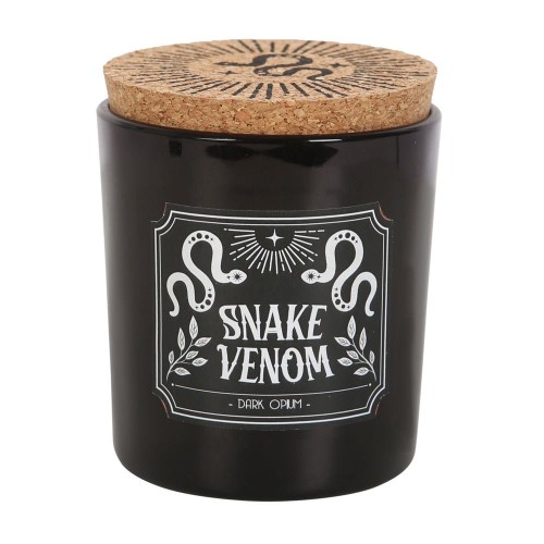 Świeca „Snake Venom” o zapachu ciemnego opium w czarnym szkle z gotyckim wzorem i korkowym wieczkiem. Czas palenia ok. 21 h. Elegancka, mroczna, część kolekcji Midnight Rituals – dla miłośników magii i zmysłowych aromatów.