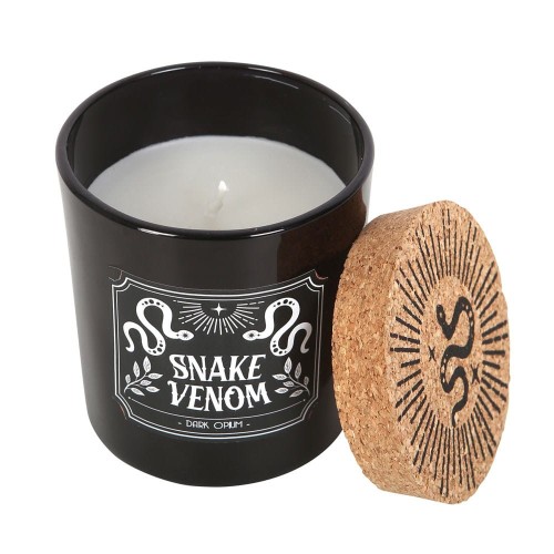 Świeca „Snake Venom” o zapachu ciemnego opium w czarnym szkle z gotyckim wzorem i korkowym wieczkiem. Czas palenia ok. 21 h. Elegancka, mroczna, część kolekcji Midnight Rituals – dla miłośników magii i zmysłowych aromatów.