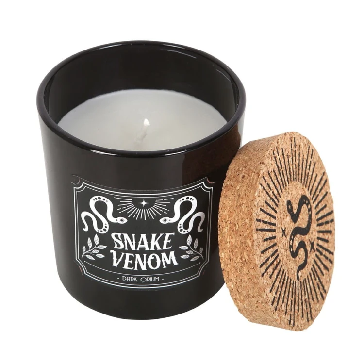 Świeca „Snake Venom” o zapachu ciemnego opium w czarnym szkle z gotyckim wzorem i korkowym wieczkiem. Czas palenia ok. 21 h. Elegancka, mroczna, część kolekcji Midnight Rituals – dla miłośników magii i zmysłowych aromatów.