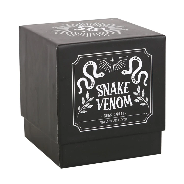 Świeca „Snake Venom” o zapachu ciemnego opium w czarnym szkle z gotyckim wzorem i korkowym wieczkiem. Czas palenia ok. 21 h. Elegancka, mroczna, część kolekcji Midnight Rituals – dla miłośników magii i zmysłowych aromatów.