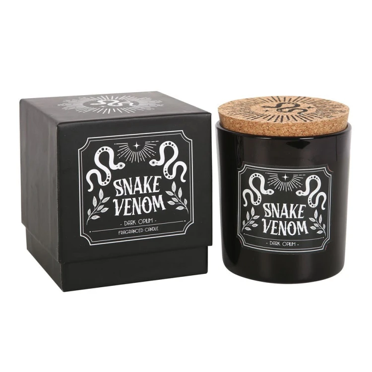 Świeca „Snake Venom” o zapachu ciemnego opium w czarnym szkle z gotyckim wzorem i korkowym wieczkiem. Czas palenia ok. 21 h. Elegancka, mroczna, część kolekcji Midnight Rituals – dla miłośników magii i zmysłowych aromatów.