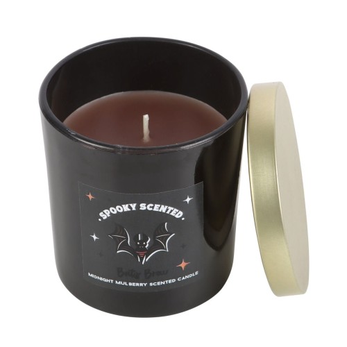 Świeca zapachowa „Bats Brew” w czarnym szkle z motywem nietoperza, o aromacie Midnight Mulberry. Część kolekcji halloweenowej, idealna jako dekoracja lub prezent.