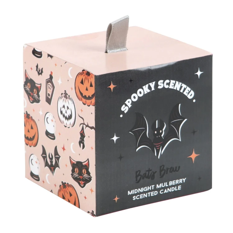 Świeca zapachowa „Bats Brew” w czarnym szkle z motywem nietoperza, o aromacie Midnight Mulberry. Część kolekcji halloweenowej, idealna jako dekoracja lub prezent.