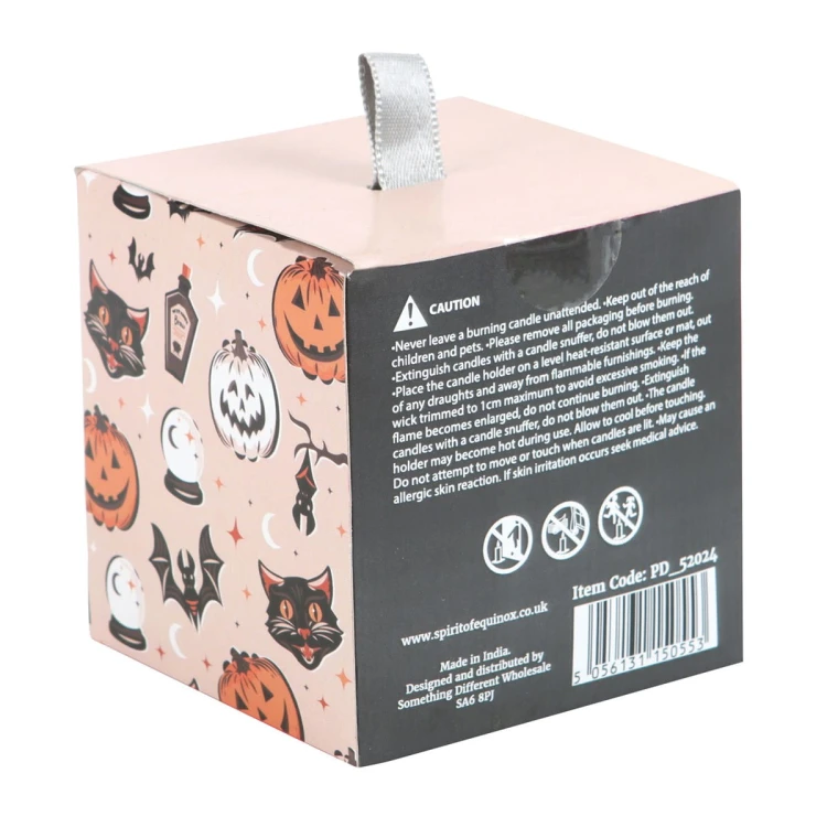 Świeca zapachowa „Bats Brew” w czarnym szkle z motywem nietoperza, o aromacie Midnight Mulberry. Część kolekcji halloweenowej, idealna jako dekoracja lub prezent.