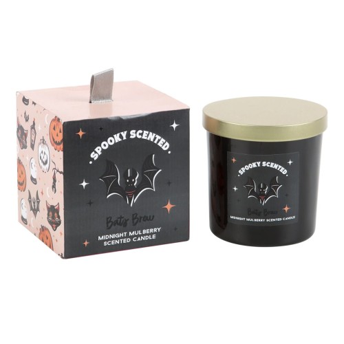 Świeca zapachowa „Bats Brew” w czarnym szkle z motywem nietoperza, o aromacie Midnight Mulberry. Część kolekcji halloweenowej, idealna jako dekoracja lub prezent.