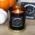 Świeca zapachowa „Bats Brew” w czarnym szkle z motywem nietoperza, o aromacie Midnight Mulberry. Część kolekcji halloweenowej, idealna jako dekoracja lub prezent.