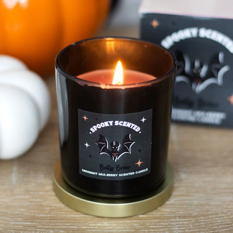 Świeca zapachowa „Bats Brew” w czarnym szkle z motywem nietoperza, o aromacie Midnight Mulberry. Część kolekcji halloweenowej, idealna jako dekoracja lub prezent.