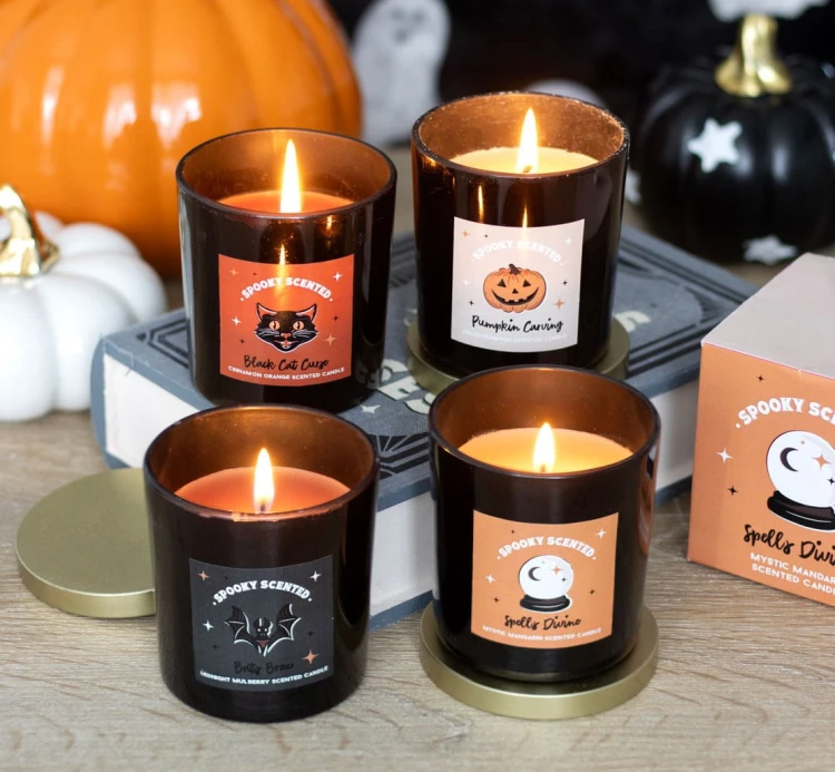 Świeca zapachowa „Bats Brew” w czarnym szkle z motywem nietoperza, o aromacie Midnight Mulberry. Część kolekcji halloweenowej, idealna jako dekoracja lub prezent.