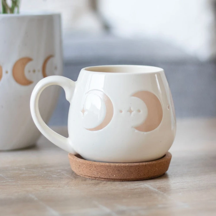 Kubek ceramiczny 500 ml z fazami księżyca. Subtelny design wax resist. Kolekcja Phase de Lune. Do mikrofalówki i zmywarki. Idealny na prezent.