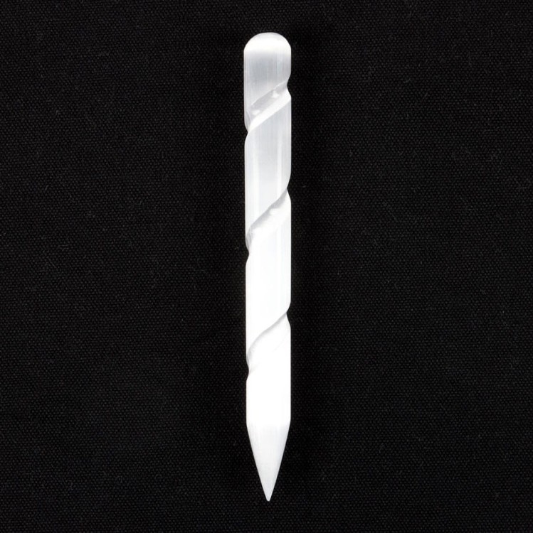 Spiralna różdżka z naturalnego selenitu o właściwościach oczyszczających i harmonizujących. Idealna do medytacji, pracy z czakrami, rytuałów ochronnych i wzmacniania intencji.