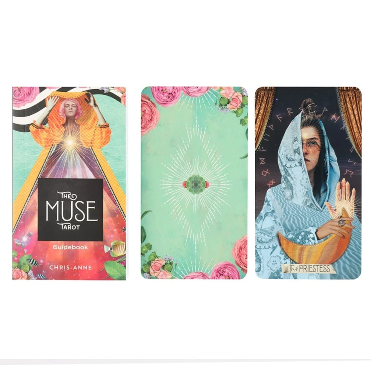 Pudełko i karty The Muse Tarot z motywem róż i geometrycznego światła – artystyczna talia do wróżenia.