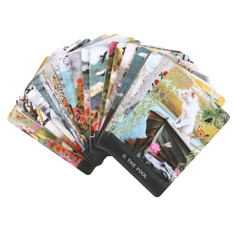 Zestaw kart tarota Grimalkin’s Curious Cats Tarot rozłożony w wachlarz.