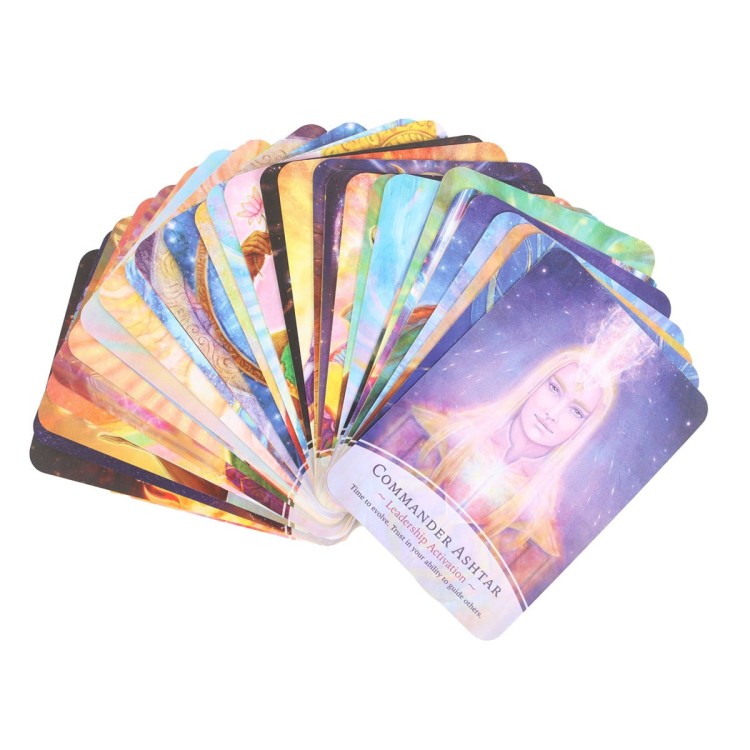 „The Divine Masters Oracle” – 44 karty wyroczni Kyle’a Graya z przewodnikiem. Mary Magdalena, Budda, Gaia i inni mistrzowie duchowi. Ilustracje J. Hawkyard.