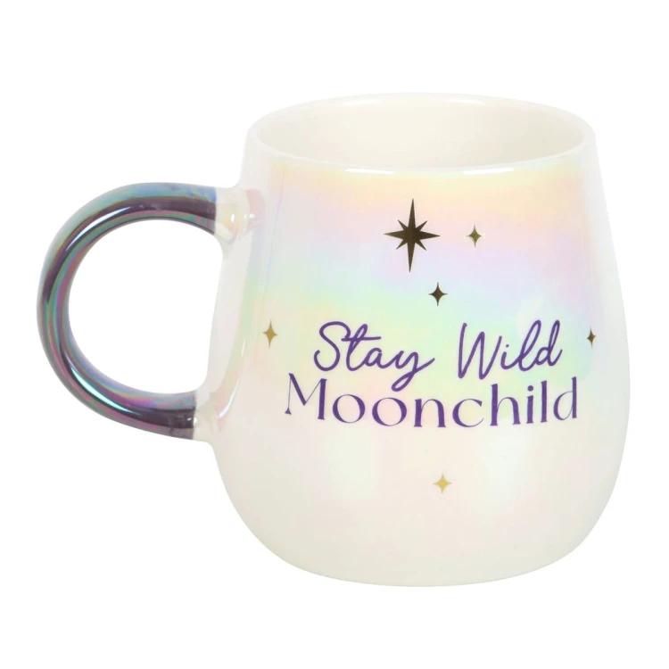 Opalizujący biały kubek „Stay Wild Moonchild” z motywem gwiazd i złotym napisem, pojemność 500 ml.