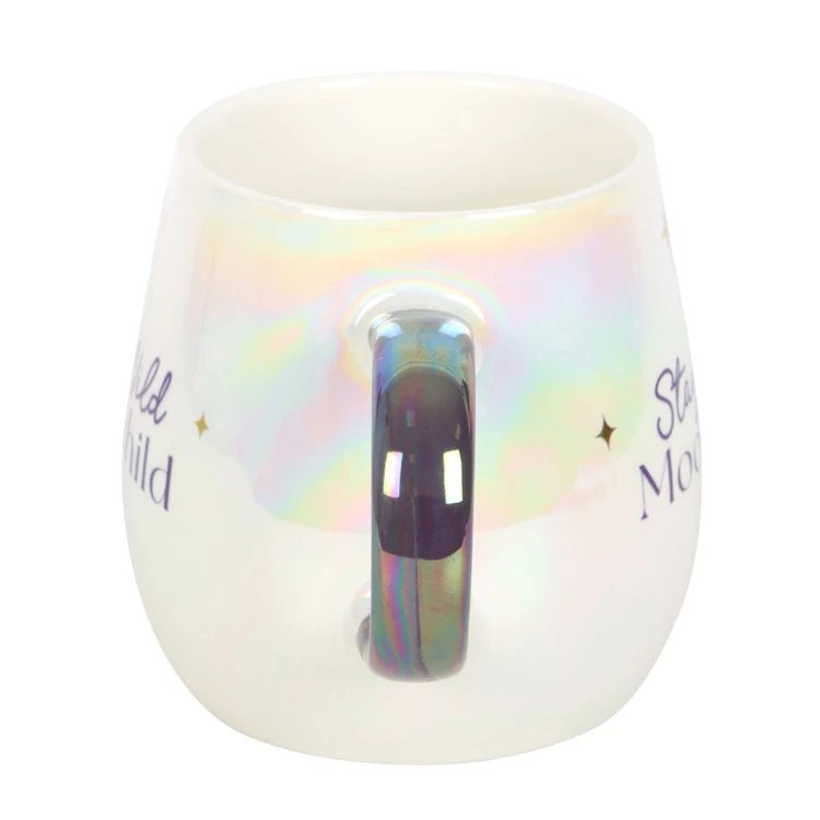 Opalizujący biały kubek „Stay Wild Moonchild” z motywem gwiazd i złotym napisem, pojemność 500 ml.