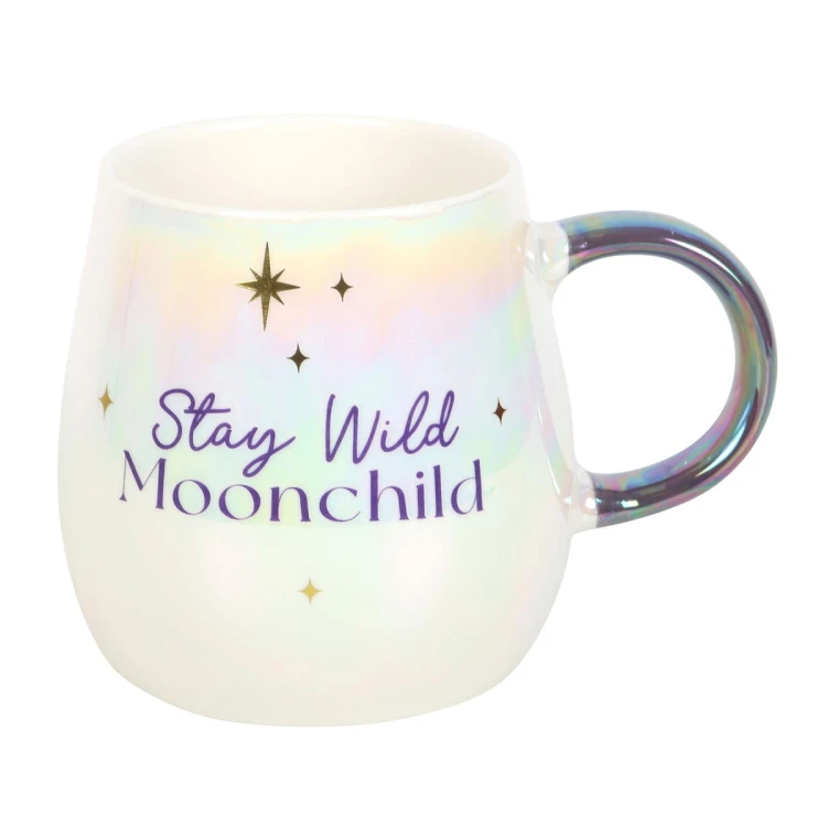 Opalizujący biały kubek „Stay Wild Moonchild” z motywem gwiazd i złotym napisem, pojemność 500 ml.