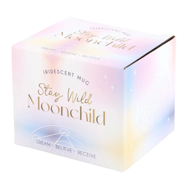 Opalizujący biały kubek „Stay Wild Moonchild” z motywem gwiazd i złotym napisem, pojemność 500 ml.
