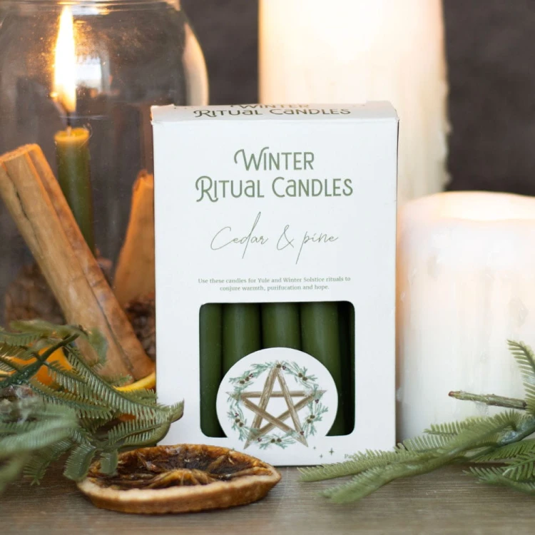 Świece rytualne Yule Mini Altar z dekoracjami zimowymi – sosna, cynamon i pomarańcza