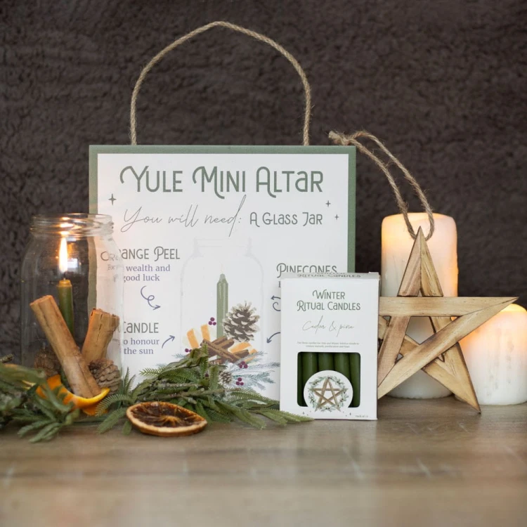 Świece rytualne Yule Mini Altar z dekoracjami zimowymi – sosna, cynamon i pomarańcza