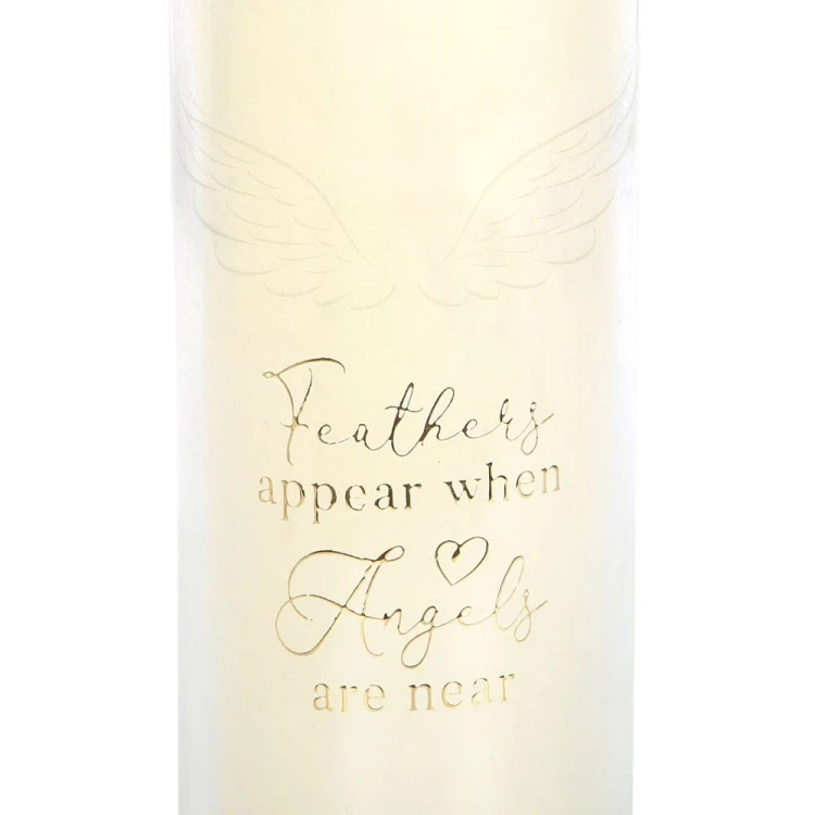 Biała świeca w szklanej tubie z napisem „Feathers Appear When Angels Are Near” i motywem skrzydeł, czas palenia 70 h.