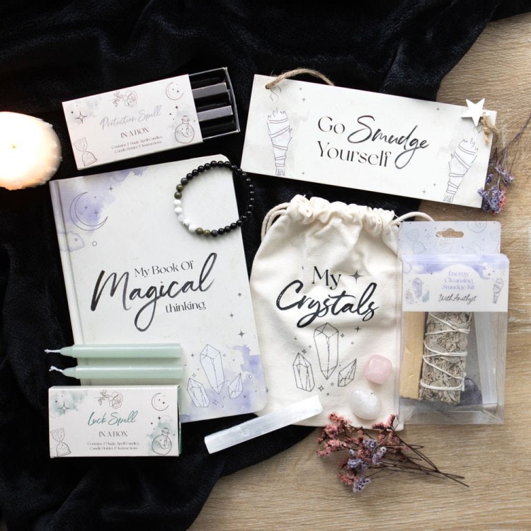 Zestaw Protection Spell in a Box – rytuał ochronny ze świecami i kryształami.