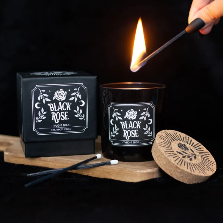 Świeca zapachowa „Black Rose” w czarnym szkle, aromat Twilight Blush, eleganckie opakowanie, czas palenia 21h.