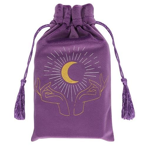Aksamitny woreczek na karty tarota w kolorze fioletowym ze złotym haftem księżyca. Idealny do przechowywania kart, run i amuletów. Chroni przed uszkodzeniami i niepożądaną energią, wyposażony w ozdobny ściągacz z chwostami.