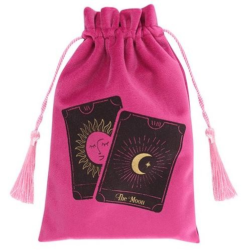 Aksamitny woreczek na karty tarota w różowym kolorze ze złotym haftem kart „Słońce” i „Księżyc”. Idealny do przechowywania tarota, run, amuletów. Chroni przed uszkodzeniami i negatywną energią, ozdobny ściągacz z chwostami.
