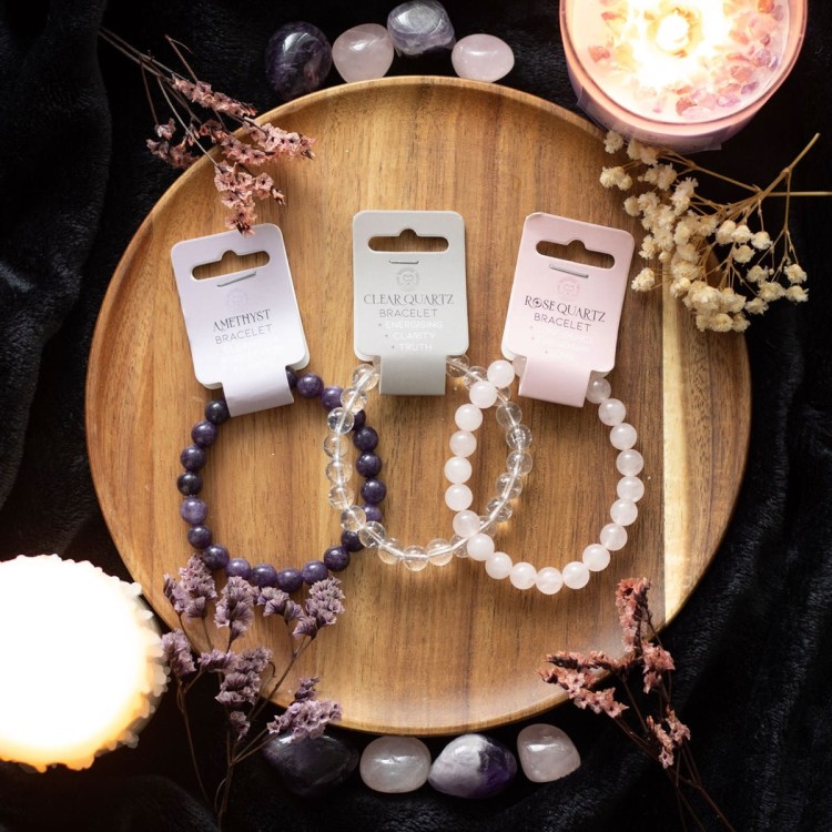 Bransoletka z naturalnego ametystu – „Kamień Spokoju”. Wspiera oczyszczanie, ochronę i jasność umysłu. Polerowane fioletowe koraliki na elastycznej żyłce, idealne do medytacji, jogi i codziennego noszenia.