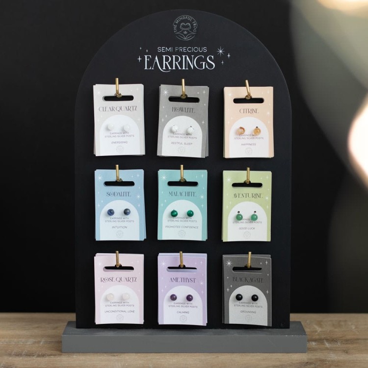 Kolczyki z naturalnego sodalitu na srebrnych sztyftach próby 925 – eleganckie i minimalistyczne. Sodalit, „Kamień Intuicji”, wspiera wewnętrzną harmonię, jasność umysłu i duchowe zrozumienie. Idealne na co dzień dla osób szukających równowagi i mądrości.