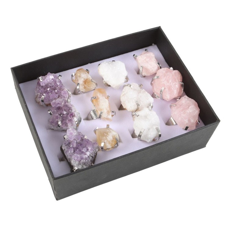 Pierścionek z naturalnym surowym ametystem w srebrnej oprawie. Regulowany rozmiar, unikalny charakter i duchowe właściwości kamienia spokoju – wspiera wyciszenie, redukcję stresu i rozwój duchowy. Idealny dla miłośników biżuterii z duszą.