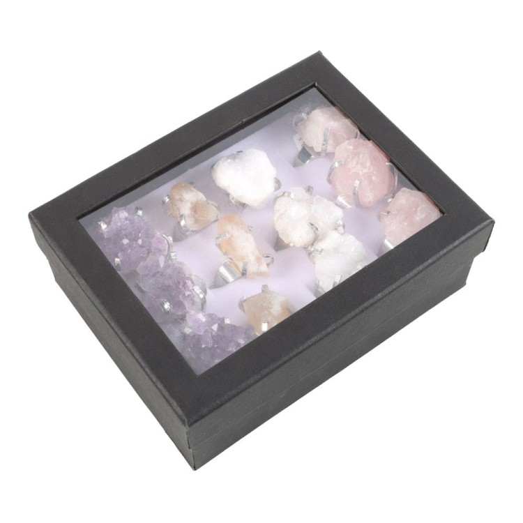 Pierścionek z naturalnym surowym kryształem górskim w srebrnej oprawie. Regulowany rozmiar, minimalistyczny styl i moc „Mistrzowskiego Uzdrowiciela” – oczyszcza energię, wzmacnia aurę i wspiera jasność umysłu. Idealny talizman i ozdoba codzienna.