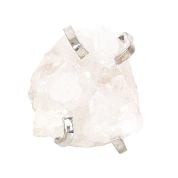 Pierścionek z naturalnym surowym kryształem górskim w srebrnej oprawie. Regulowany rozmiar, minimalistyczny styl i moc „Mistrzowskiego Uzdrowiciela” – oczyszcza energię, wzmacnia aurę i wspiera jasność umysłu. Idealny talizman i ozdoba codzienna.