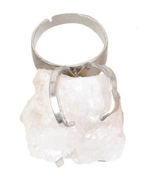 Pierścionek z naturalnym surowym kryształem górskim w srebrnej oprawie. Regulowany rozmiar, minimalistyczny styl i moc „Mistrzowskiego Uzdrowiciela” – oczyszcza energię, wzmacnia aurę i wspiera jasność umysłu. Idealny talizman i ozdoba codzienna.