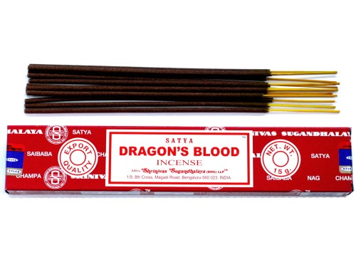 Kadzidełka Satya Dragon's Blood 15g – ręcznie robione w Indiach, o intensywnym, żywicznym zapachu smoczej krwi. Idealne do ochrony energetycznej, medytacji, rytuałów i oczyszczania przestrzeni. Zawiera ok. 12–14 patyczków.
