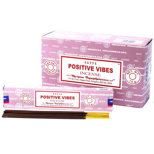 Kadzidełka Satya Positive Vibes 15g – ręcznie robione w Indiach, o świeżym, kwiatowo-drzewnym aromacie. Idealne do medytacji, afirmacji, oczyszczania przestrzeni i wprowadzania pozytywnej energii. Zawiera ok. 12–14 patyczków.
