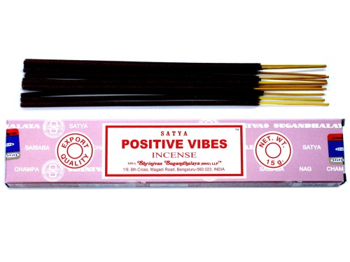 Kadzidełka Satya Positive Vibes 15g – ręcznie robione w Indiach, o świeżym, kwiatowo-drzewnym aromacie. Idealne do medytacji, afirmacji, oczyszczania przestrzeni i wprowadzania pozytywnej energii. Zawiera ok. 12–14 patyczków.