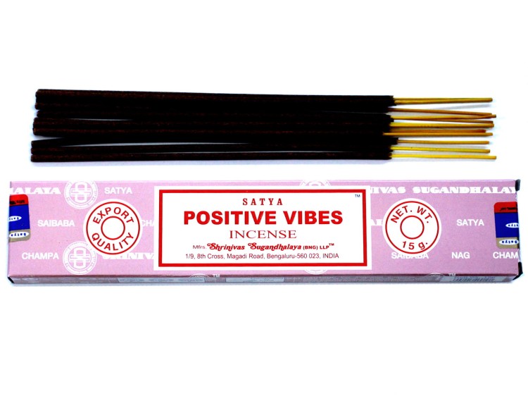 Kadzidełka Satya Positive Vibes 15g – ręcznie robione w Indiach, o świeżym, kwiatowo-drzewnym aromacie. Idealne do medytacji, afirmacji, oczyszczania przestrzeni i wprowadzania pozytywnej energii. Zawiera ok. 12–14 patyczków.