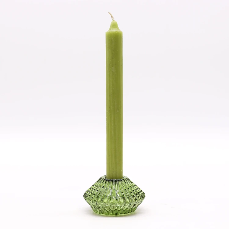 Dwustronny świecznik kwiatowy w odcieniu ogrodowej zieleni, wykonany ze szkła. Pasuje do świec stołowych i tealightów. Łączy elegancję z funkcjonalnością, idealny do wnętrz w stylu boho, klasycznym i nowoczesnym.