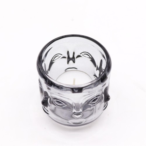 Szklany świecznik Twarze Buddy w odcieniu szarości północy, przeznaczony na tealighty. Minimalistyczny design z motywem Buddy, idealny do wnętrz w stylu zen, loftowych, SPA i przestrzeni medytacyjnych.