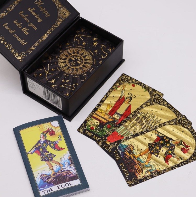 Talia kart Gold Foil Tarot – 78 klasycznych kart ozdobionych złotą folią, w eleganckim pudełku z przewodnikiem. Luksusowe wykończenie, trwały papier premium, idealna dla początkujących i zaawansowanych miłośników tarota.