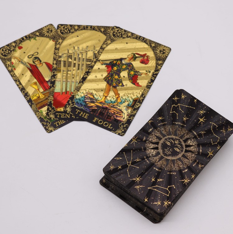 Talia kart Gold Foil Tarot – 78 klasycznych kart ozdobionych złotą folią, w eleganckim pudełku z przewodnikiem. Luksusowe wykończenie, trwały papier premium, idealna dla początkujących i zaawansowanych miłośników tarota.